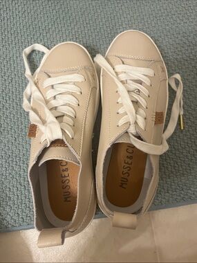 Musse & Cloud Women's Beige Low-Top Lace-Up Sneaker